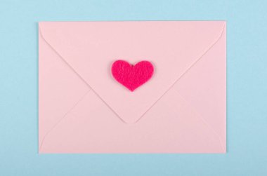 Mavi zemin üzerinde kırmızı kalp kompozisyonu olan kağıt zarf.