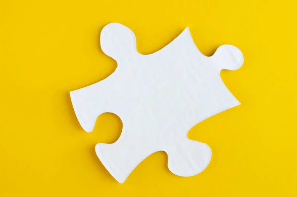 Komposition weißer Puzzles auf gelbem Hintergrund. flache Lage — Stockfoto