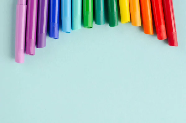 Mavi arkaplanda renkli keçeli kalem bileşimi. — Stok fotoğraf