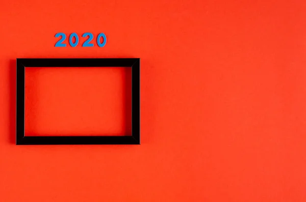 Número 2020 y composición de marco de madera negro sobre fondo rojo, Año Nuevo y vacaciones de Navidad . —  Fotos de Stock