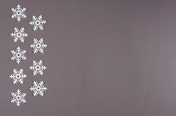 Composición de copos de nieve blancos sobre fondo oscuro, Año Nuevo y vacaciones de Navidad . — Foto de Stock