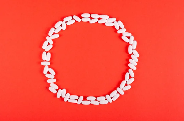 Blanc composition des pilules médicales sur fond rouge . — Photo