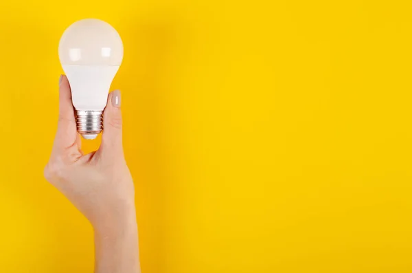 Composición de la bombilla led sobre fondo amarillo . —  Fotos de Stock