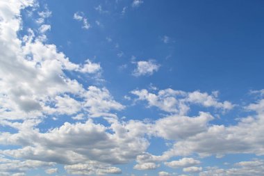 Mavi gökyüzünde beyaz kabarık bulutlar, doğa arka planı, parlak ve canlı bulutlar.