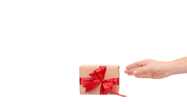 Hand Mit Geschenkkarton Umwickelt Mit Braunem Papier Vereinzelt Auf Weißem — Stockfoto