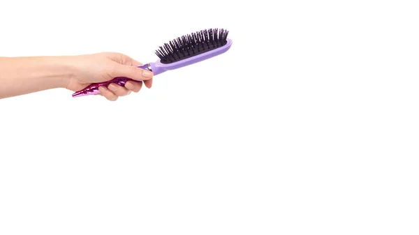 Рука Фиолетовой Расческой Уход Волосами Красотой Изолированный Белом Фоне Копирование — стоковое фото
