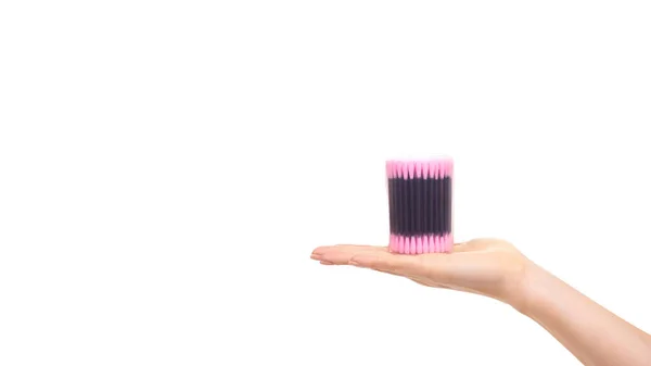 Mano Con Pulitore Auricolare Nero Rosa Isolato Uno Sfondo Bianco — Foto Stock