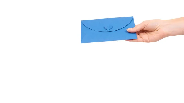 Hand Met Blanco Postenveloppe Met Hart Geïsoleerd Witte Achtergrond Kopieer — Stockfoto