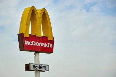Kyiv, Ukrayna - 4 Haziran 2020: McDonalds gökyüzü arka planında, Voskresenka bölgesinde.