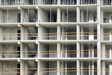 Yüksek bir binanın iskeletinin yakın çekim fotoğrafı. Yapı çerçevesi.