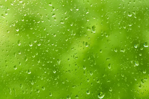Σταγόνες Βροχής Ένα Τζάμι Παραθύρου Πράσινο Διαφανές Φόντο Κλείσιμο Φωτογραφίας — Φωτογραφία Αρχείου