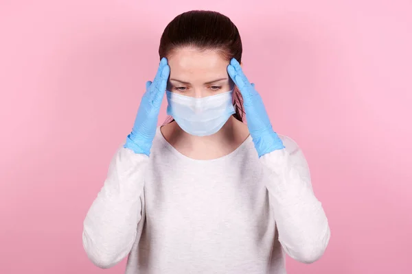 Porträt Eines Brünetten Mädchens Mit Kopfschmerzen Medizinischer Maske Und Blauen — Stockfoto