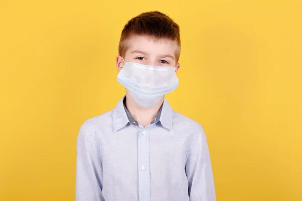 Retrato Chico Moreno Con Máscara Médica Aislado Sobre Fondo Amarillo —  Fotos de Stock