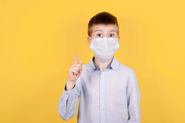 Ritratto Ragazzo Bruna Maschera Medica Che Punta Dito Verso Alto — Foto Stock