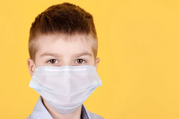 Retrato Chico Moreno Con Máscara Médica Aislado Sobre Fondo Amarillo —  Fotos de Stock