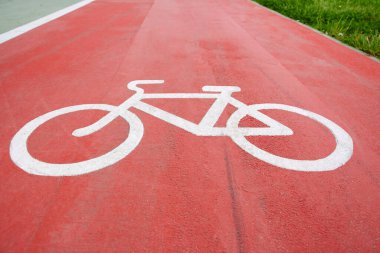 Bisiklet şeridi işareti, kırmızı zemin üzerinde beyaz tabela.