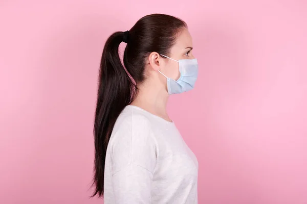 Portret Brunetki Masce Medycznej Widok Boku Izolacja Różowym Tle — Zdjęcie stockowe