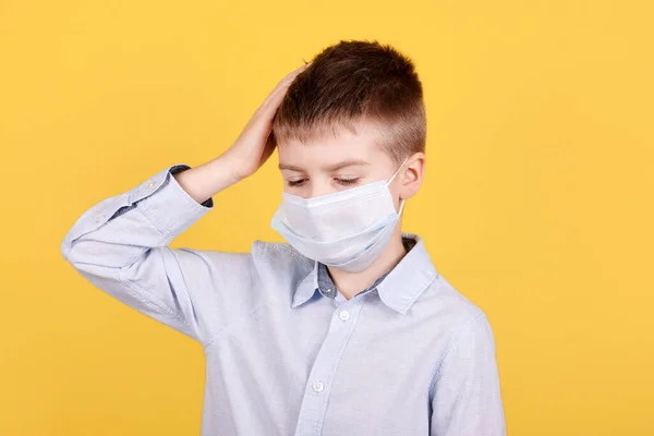 Ritratto Ragazzo Bruna Con Mal Testa Maschera Medica Isolato Fondo — Foto Stock