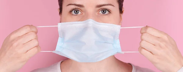 Porträt Eines Brünetten Mädchens Setzt Eine Medizinische Maske Auf — Stockfoto