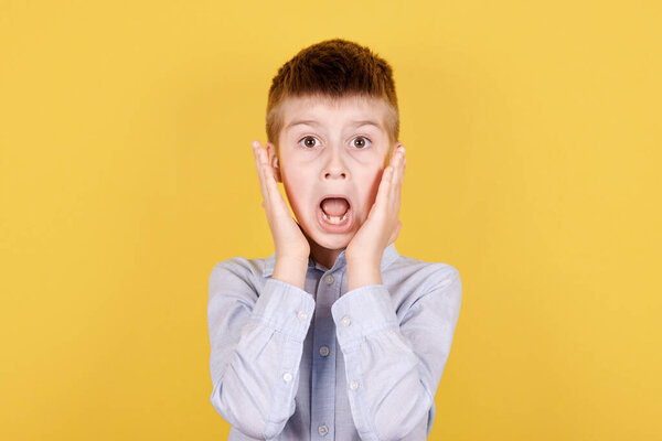 Портрет брюнетки, испуганной, смотрящей в камеру. Изолированный на желтом фоне
.