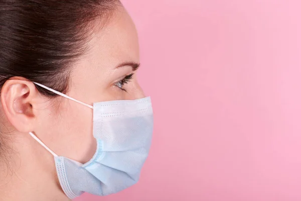 Porträt Eines Brünetten Mädchens Mit Medizinischer Maske Glättet Ihr Haar — Stockfoto