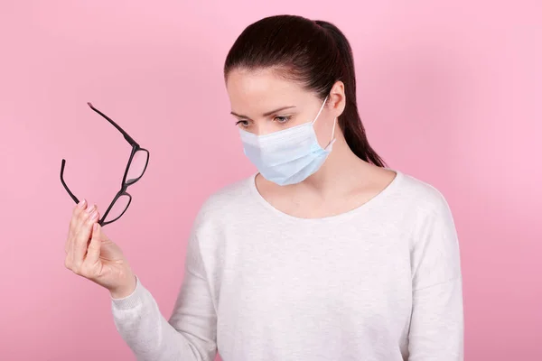 Porträt Eines Brünetten Mädchens Mit Medizinischer Maske Und Brille Der — Stockfoto