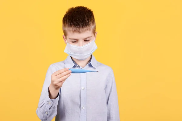 Porträt Eines Brünetten Jungen Medizinischer Maske Blickt Auf Das Thermometer — Stockfoto