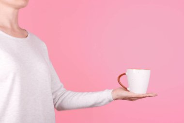 Beyaz kahve fincanıyla..