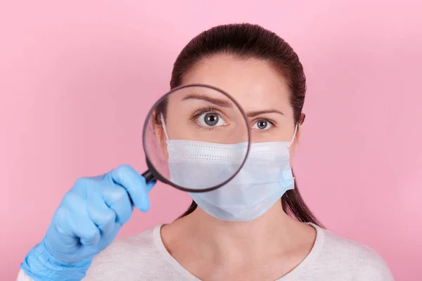 Porträt Eines Brünetten Mädchens Mit Medizinischer Maske Und Blauen Gummihandschuhen — Stockfoto