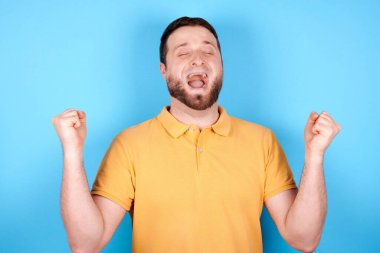 Esmer adam çok mutlu ve çığlık atıyor..