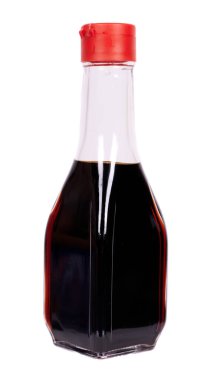 Kırmızı bardakla cam şişede soya sosu..