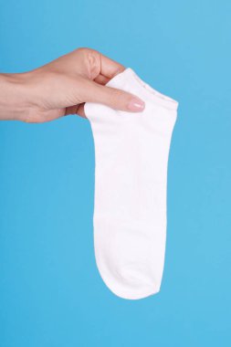 Yeni beyaz pamuklu çoraplarla el..