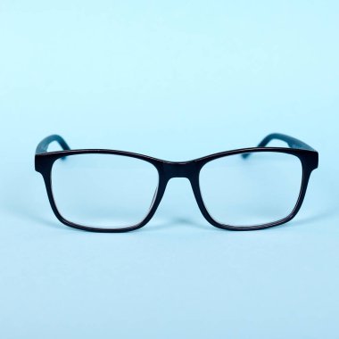 Siyah klasik gözlüklü, tıbbî temassız gözlüklü..