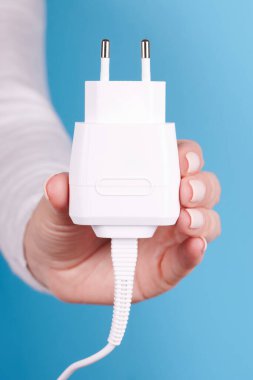 Beyaz güç ünitesi ile el..