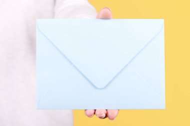 Mavi kağıt zarflı el..