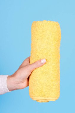 Katlanmış sarı havluyla..