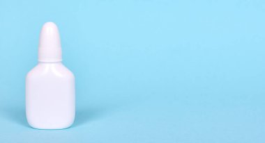 Burun spreyi, beyaz şişede damlalar..