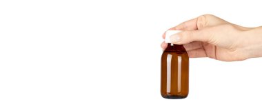 Elle yapılmış tıbbi cam şişe, şurup. Beyaz arkaplanda izole.