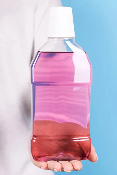 Рука Фиолетовой Бутылкой Полоскания Рта — стоковое фото