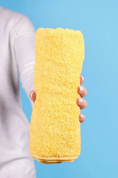 Hand Mit Gefaltetem Gelben Handtuch — Stockfoto