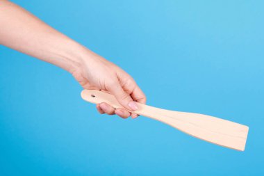 Ahşap mutfak spatulasıyla el..