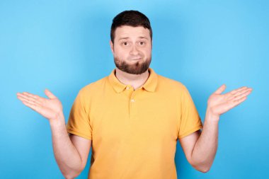 Esmer adam kollarını yana açıyor, hayal kırıklığı yaşıyor..