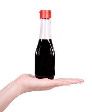 Kırmızı bardakla cam şişede soya sosu..