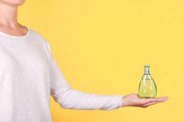 Lüks parfüm şişesiyle..