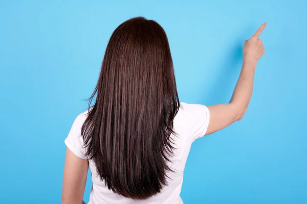 Uzun Saçlı Esmer Kız Parmağıyla Işaret Ediyor — Stok fotoğraf