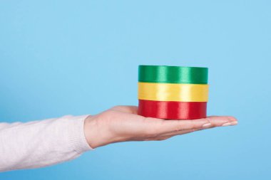 Renkli kurdeleli el..