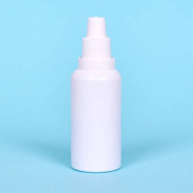 Burun spreyi, beyaz şişede damlalar..