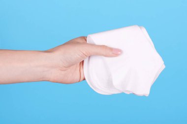 Yeni beyaz pamuklu çoraplarla el..