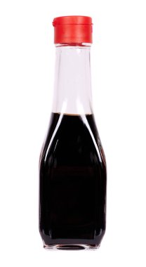 Kırmızı bardakla cam şişede soya sosu..