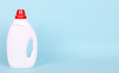 Plastik şişede sıvı deterjan.